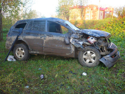 На 99 км автодороги М-9 "Балтия" перевернулся автомобиль "Санг Енг Кайрон", в результате ДТП погиб водитель, пассажир получил травмы.